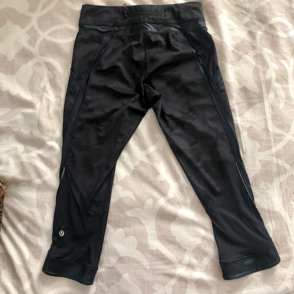 Lulu running capris. Size 4. Black camo.